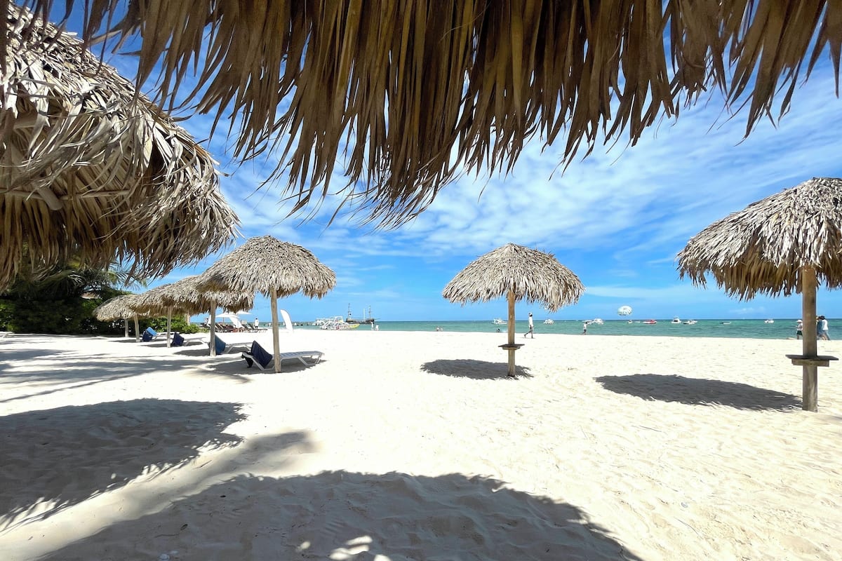 En la playa, playa de arena blanca y 4 bares en la playa