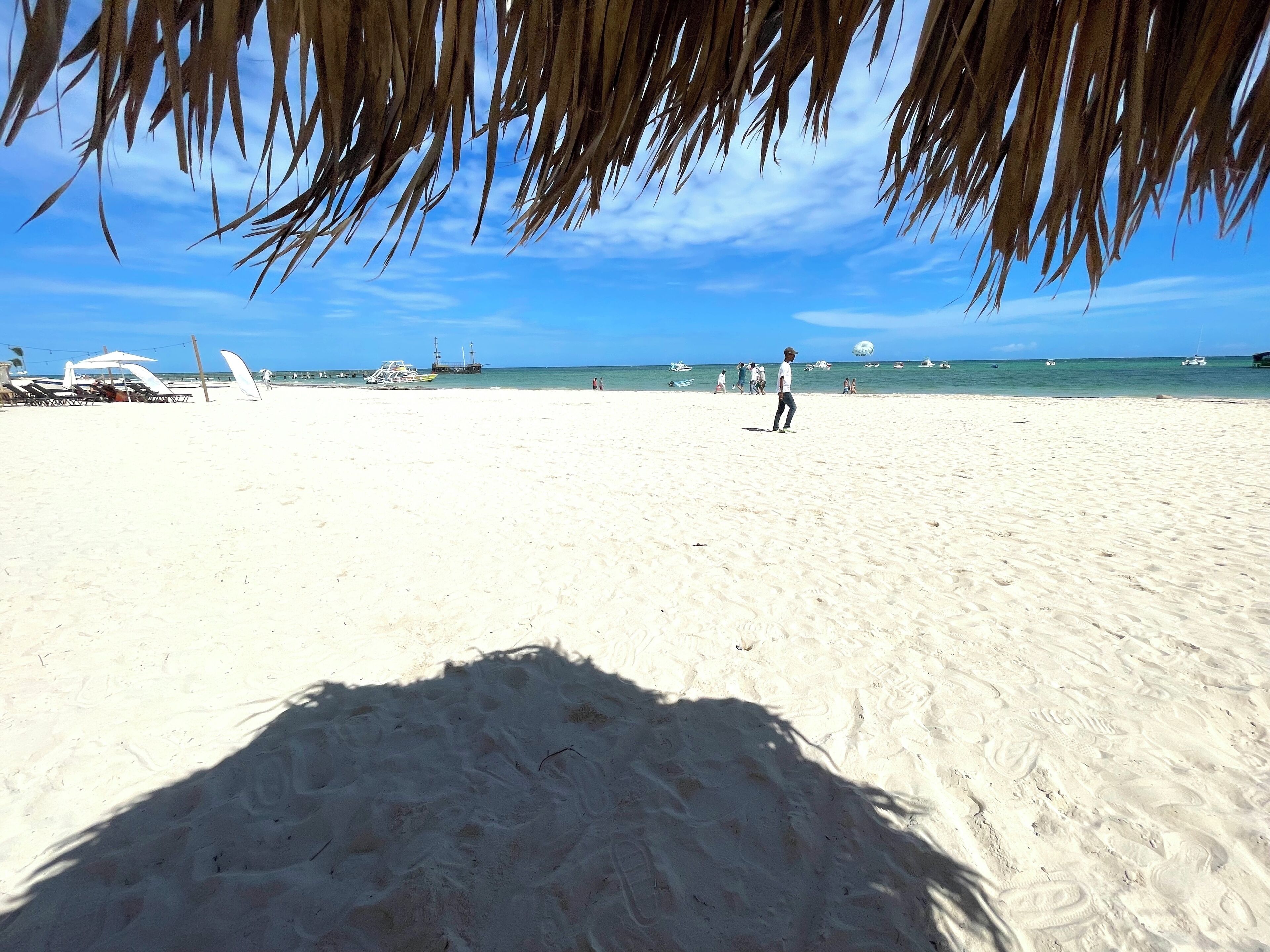 Am Strand, weißer Sandstrand, 4 Strandbars