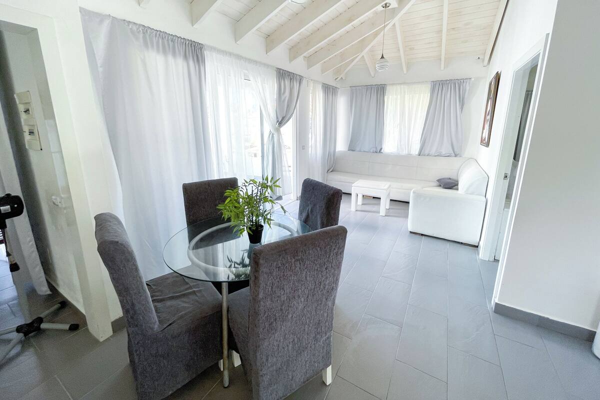Comfort Apartment, Ocean View, Beachside | In-room dining