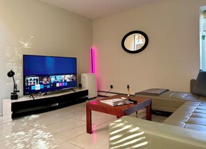 Télévision, cheminée