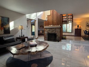 Télévision, cheminée