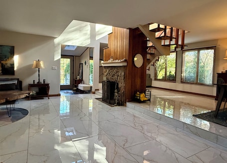 Interior. Cozy beach hose minutes from Hamptons