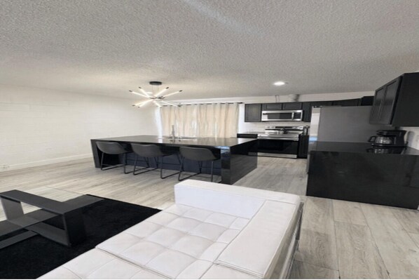 Private kitchen - Beautiful 2-bedroom apartment with AC in vibrant Las Vegas (Las Vegas)