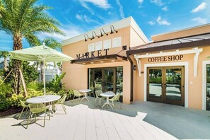 Outdoor dining - Charming house with Pool Games in Kissimmee - 8 bedrooms for a group retreat (Kissimmee)