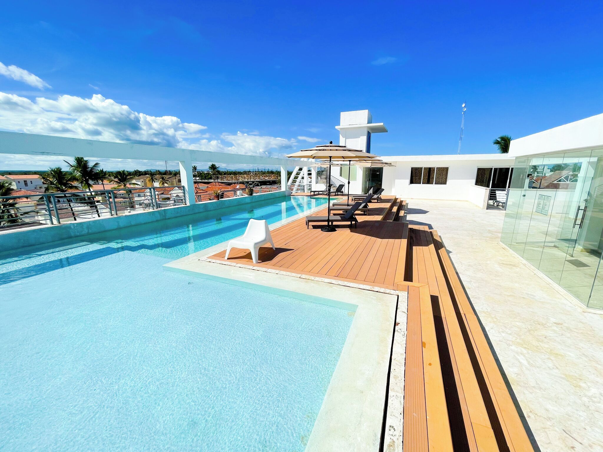 Außenpool, geöffnet von 07:00 Uhr bis 19:00 Uhr, Sonnenschirme