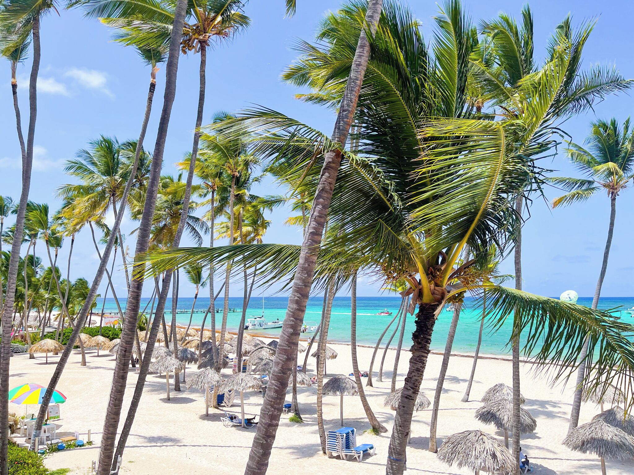 In Strandnähe, weißer Sandstrand, Strandtücher, Massagen am Strand