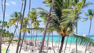 Vlak bij het strand, wit zand, strandlakens, massage op het strand