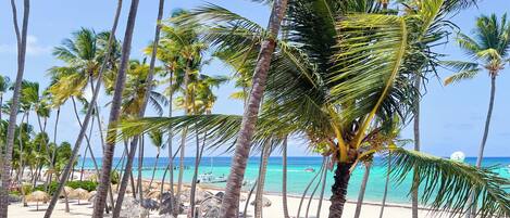 Sulla spiaggia, sabbia bianca