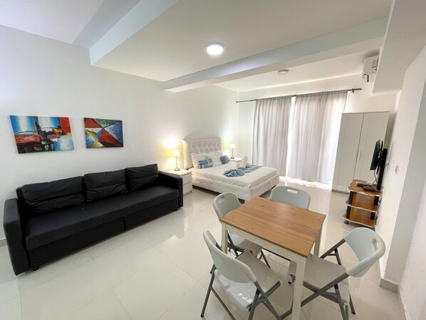 Deluxe-Studio, Balkon, Blick auf die Anlage | Kostenloses WLAN, Bettwäsche