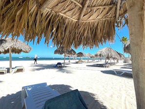 Am Strand, weißer Sandstrand