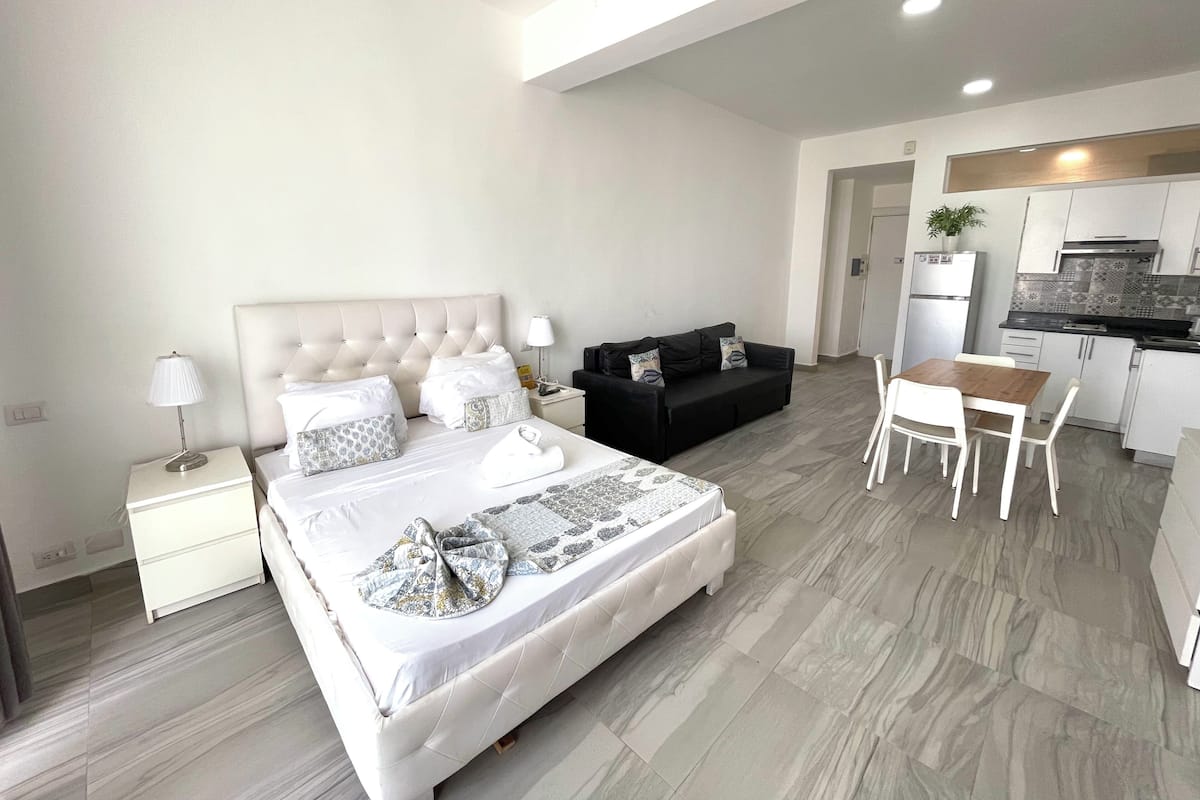 Estudio exclusivo, no fumadores, cocina | Cocina privada | Microondas, placa de cocina, cafetera o tetera y tostadora