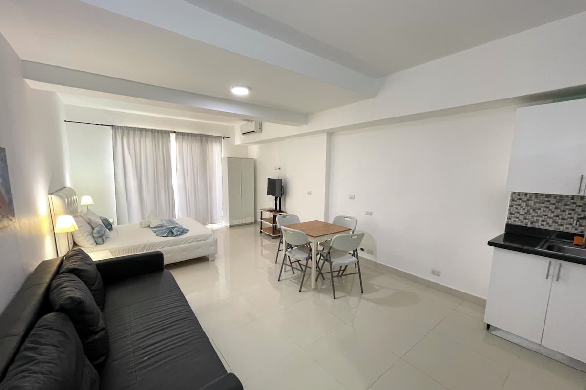 Deluxe-Studio, Balkon, Blick auf die Anlage | Kostenloses WLAN, Bettwäsche