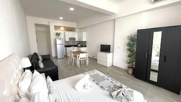 Exclusive Studio, Non Smoking, Kitchen | Living area | Flat-screen TV