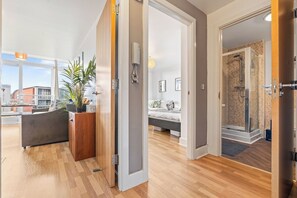 Shower, hair dryer, towels - Cosy 1-Bedroom Apartment in Birmingham City Centre (Birmingham)