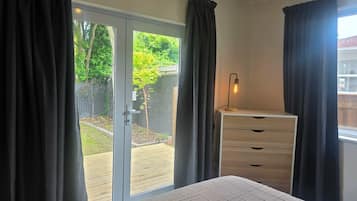 2 bedrooms, iron/ironing board, internet, bed sheets