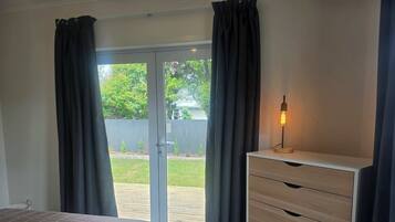 2 bedrooms, iron/ironing board, internet, bed sheets