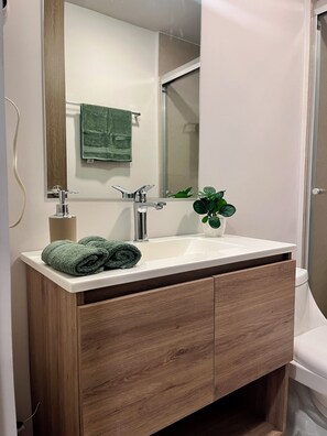 مجففات شعر، مناشف، صابون، ورق حمّام