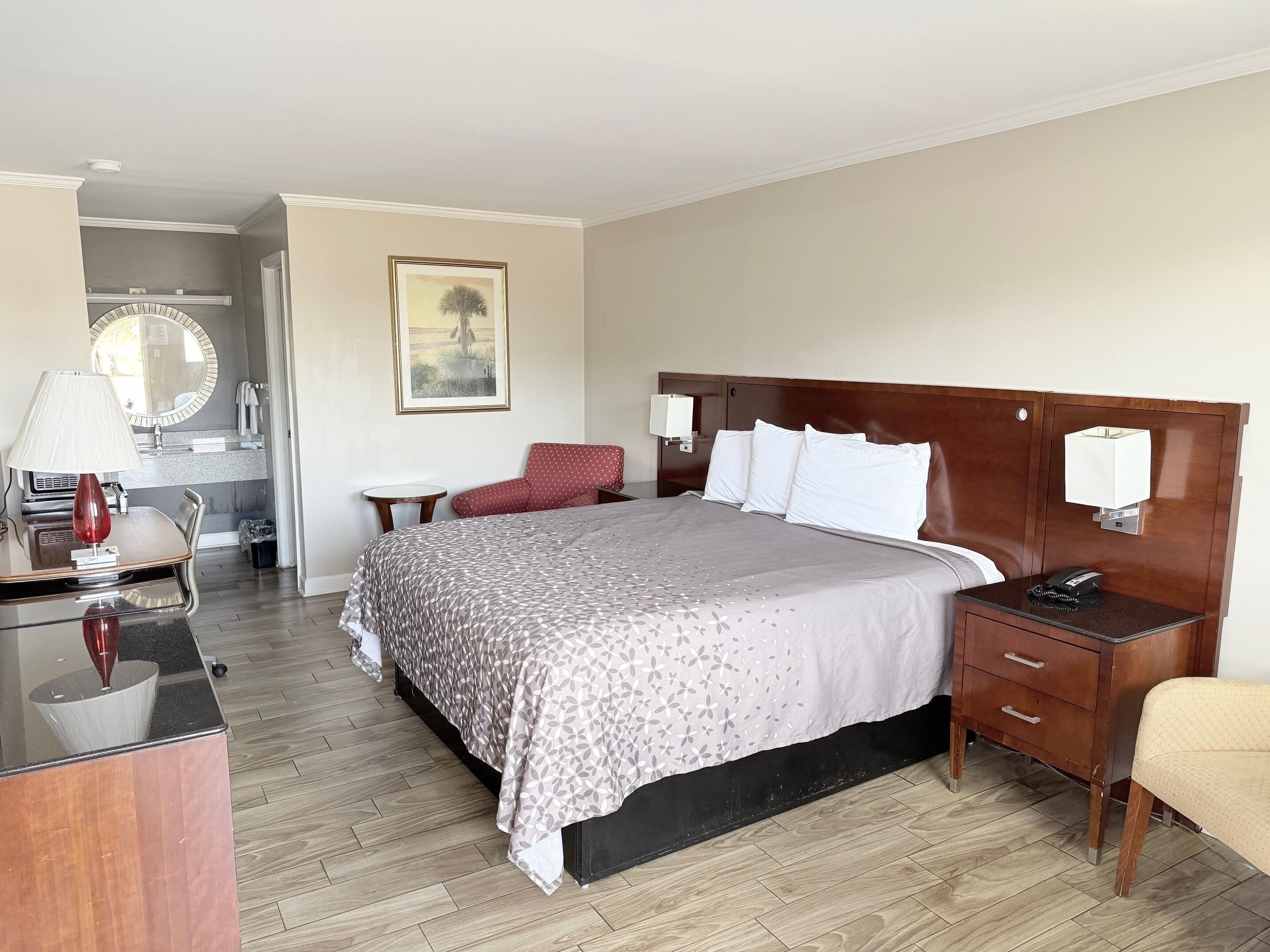 Room, 1 King Bed, Non Smoking | Desk, free WiFi