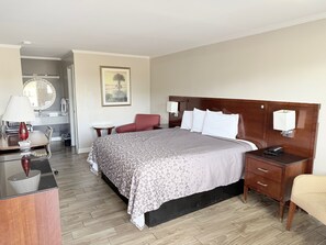 Room, 1 King Bed, Non Smoking | Desk, free WiFi