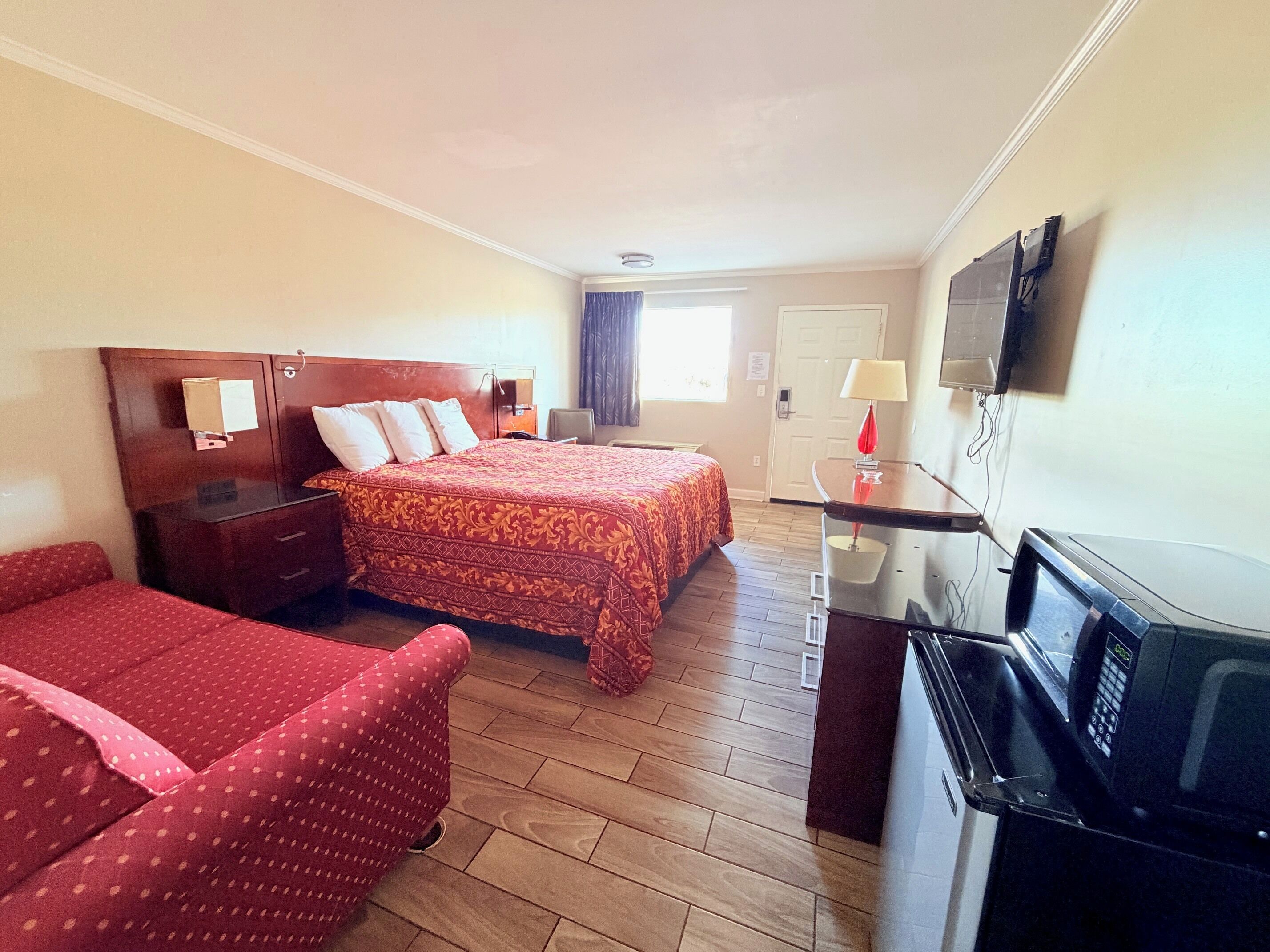 Room, 1 King Bed, Smoking | Desk, free WiFi