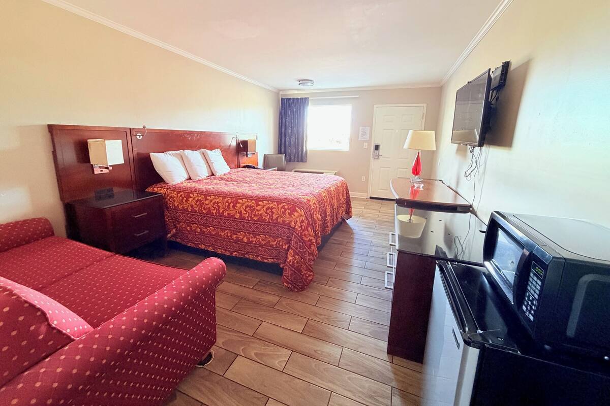 Room, 1 King Bed, Smoking | Desk, free WiFi