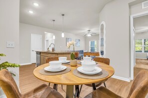 Dining - 3BR Suite l POOL! GAMES! Pet-Friendly! (Jacksonville)