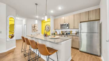 Jääkaappi, mikroaaltouuni, uuni, liesi