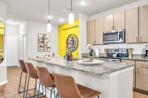 冷蔵庫、電子レンジ、オーブン、コンロ