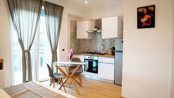 Fridge, oven, stovetop