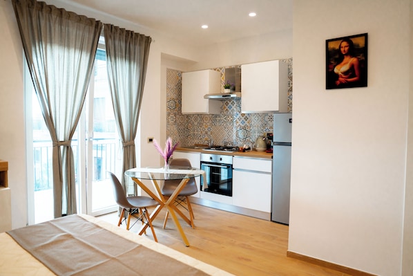 Fridge, oven, stovetop