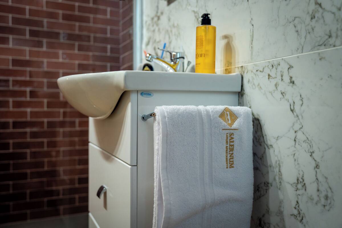 พรีเมียมทาวน์โฮม, ระเบียง | ห้องน้ำ | ฝักบัว, ไดร์เป่าผม, ผ้าเช็ดตัว, สบู่