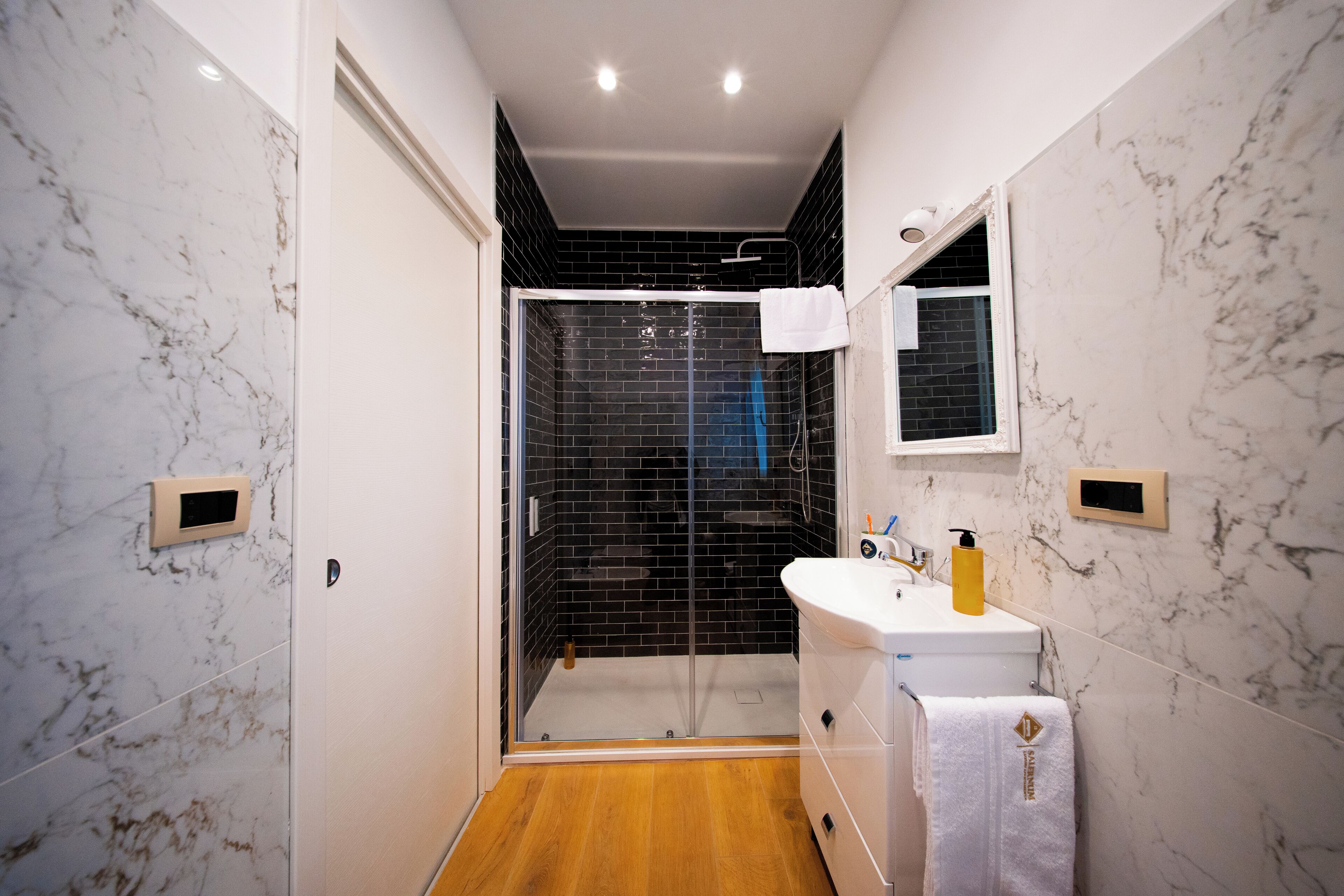 Dusch, hårtork, handdukar och tvål