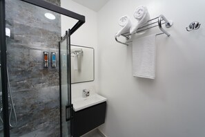 Senior Room | Bathroom | Hair dryer, slippers, towels, soap - Marison Hotel Baku (Baku)
