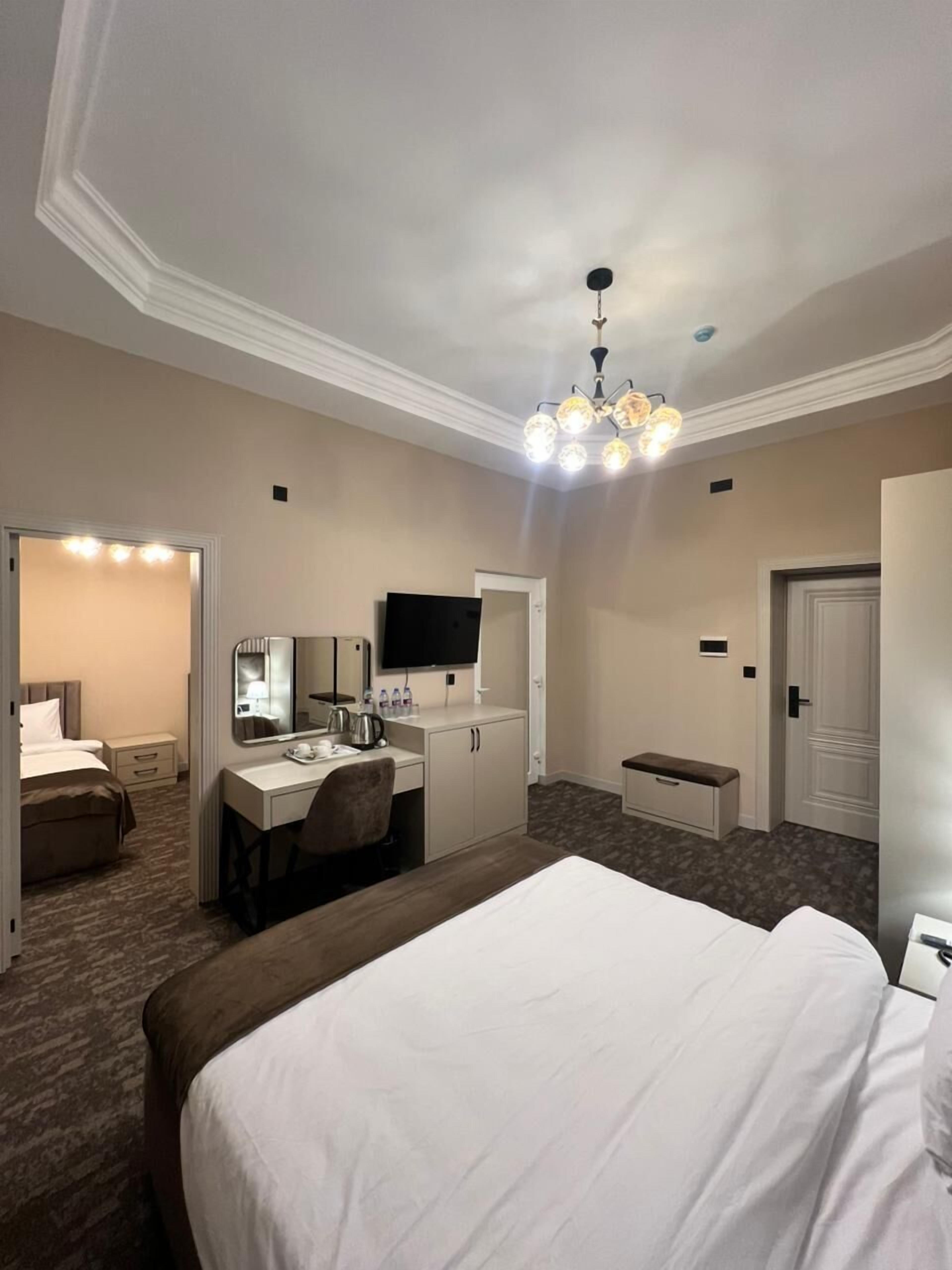 Family Room | Iron/ironing board, free WiFi