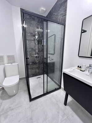 Standard Double Room, 1 King Bed | Bathroom