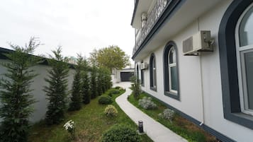 Standard-Doppelzimmer, 1 King-Bett | Blick auf den Garten