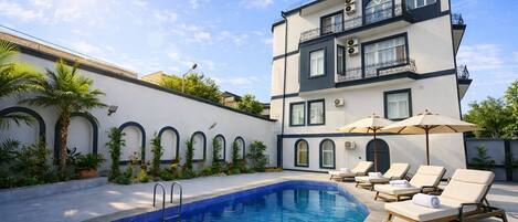 Piscine extérieure (ouverte en saison)