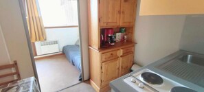 Kühlschrank, Mikrowelle, Wasserkocher mit Kaffee-/Teezubehör