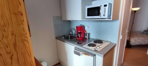 Refrigerador, microondas y cafetera y tetera 