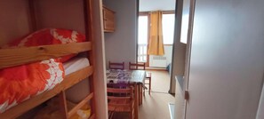 Bed sheets - 300m from resort center, 3rd floor, balcony, tv, ski locker, 25m², Isola 2000 (Isola)