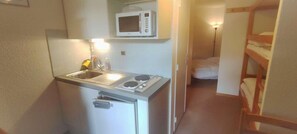 Fridge, microwave, coffee/tea maker - 300m from resort center, 3rd floor, balcony, tv, ski locker, 25m², Isola 2000 (Isola)