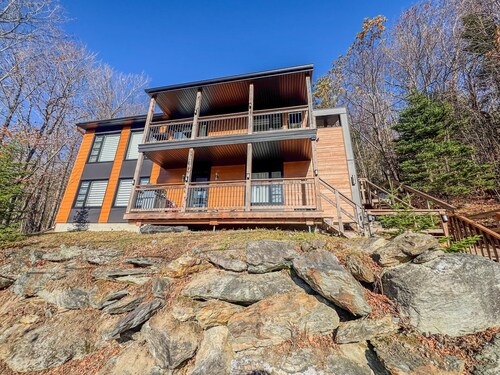 A cozy condo just a stone's throw from the ski slopes, perfect for the great outdoors.