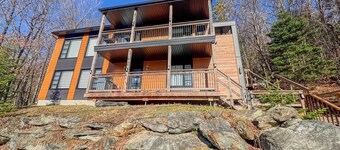 A cozy condo just a stone's throw from the ski slopes, perfect for the great outdoors.