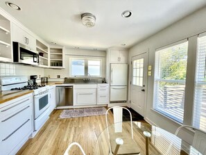 雪櫃、微波爐、焗爐、爐具