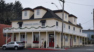 Un bâtiment à deux étages sur lequel on peut lire l’inscription « HÔTEL TOMALES ».