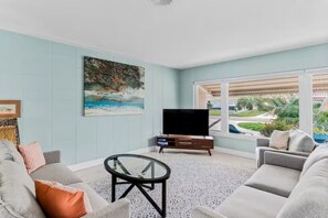 Smart TV, books - NEW 3-Bedroom Beach House on Stunning Belleair Beach (Belleair Beach)