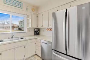 Fridge, microwave, oven, stovetop - NEW 3-Bedroom Beach House on Stunning Belleair Beach (Belleair Beach)