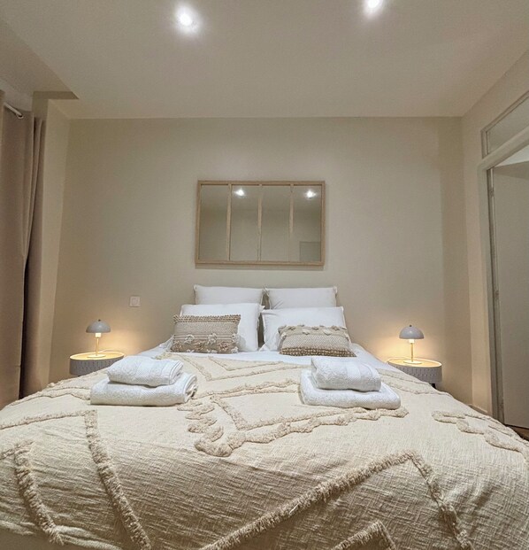 1 bedroom, iron/ironing board, WiFi, bed sheets - Casa Koenig - T2 spacieux & Terrasse en hyper-centre (Brive-la-Gaillarde)