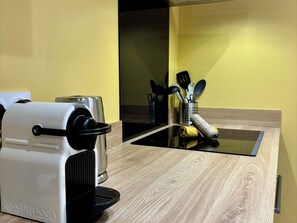 Fridge, microwave, oven, coffee/tea maker