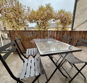 Outdoor dining - Casa Koenig - T2 spacieux & Terrasse en hyper-centre (Brive-la-Gaillarde)